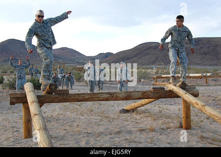 La CPS de l'armée américaine. Patrick Chittock, à gauche, et Sgt. Salvador Gutierrez naviguer à travers le parcours pendant la course on Pre-Ranger Fort Irwin, en Californie, le 18 mai 2009. Chittock est affecté au siège et de l'Administration centrale, des troupes et Gutierrez est attribué à F Troop, 2e Escadron, 11e Régiment de cavalerie blindée. La CPS. Nathaniel Muth Banque D'Images