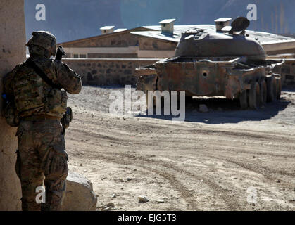 Un soldat de l'armée américaine avec 2e Bataillon, 4e Régiment d'infanterie, 4e Brigade Combat Team, 10e division de montagne fournit la sécurité près d'un vieux réservoir russe au cours d'une réunion pour discuter des projets d'amélioration à l'Daymirdad, District de la province de Wardak, en Afghanistan, le 9 janvier 2011. Le Sgt. Sean P. Casey Banque D'Images