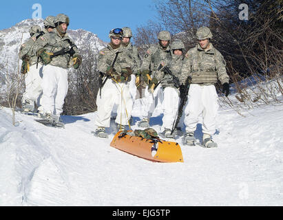 Soldats à l'Armée de la guerre dans le nord du centre de formation Cours de dirigeants par temps froid Apprenez à utiliser l'équipement de sauvetage en Alaska's l'hiver rigoureux. Au cours de deux semaines, les étudiants apprennent une variété de techniques de survie et de tactiques par temps froid. Le Sgt. Trish McMurphy Banque D'Images