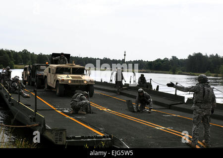 Après dans un grand corps flottant d'eau, les sapeurs de combat affecté à la 652e compagnie du génie se préparer pour alléger les véhicules tactiques à l'aide d'un système de pont de style ponton alors que sur Fort McCoy, au Wisconsin, le 15 juin 2012. La CPS. Hector Corea Banque D'Images