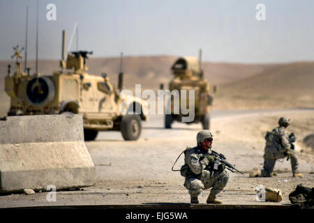 Le sergent de l'armée. 1re classe Jeffrey Cesaitis l'Équipe provinciale de reconstruction, Zabul, fixe une zone de construction d'un pont au site dans la province de Zabul de l'Afghanistan. Membres de l'Army Corps of Engineers des États-Unis étaient sur place pour inspecter l'avancement et la qualité de plusieurs ponts en construction dans la région. L'EPR est composé de membres de la Force aérienne, l'armée et des organismes civils. En savoir plus sur les forces américaines la capture d'insurgés ici -- /-news/2011/03/14/53231 forces-kill-capture-i... /-News/2011/03/14/53231 forces-kill-capture-insurgés en afghanistan/index.html Banque D'Images