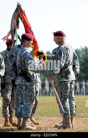 Le lieutenant-général Joseph Anderson, droit, général commandant, XVIII Airborne Corps, passe la 82nd Airborne Division des couleurs à Brigue. Le général Richard D. Clarke, nouveau commandant de la Division, au cours de la 82e Abn. Div. cérémonie de passation de commandement, Fort Bragg, N.C.'s Pike Champ, 3 octobre 2014. Au cours de la cérémonie, le Brig. Le général Clarke a pris le commandement de la 82e de Major général John W. Nicholson qui est prévu pour prendre le commandement des forces alliées de l'OTAN, de commandement terrestre, Izmir, Turquie. Le s.. Kissta DiGregorio, 82nd Airborne Division Banque D'Images