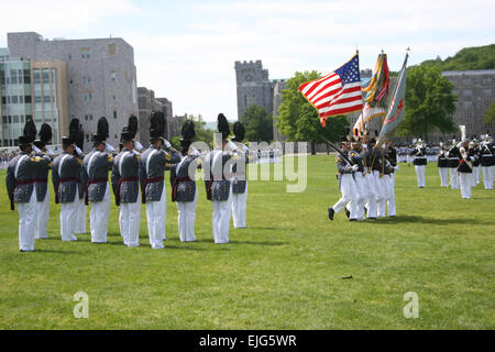 Les membres de l'Académie militaire des États-Unis à West Point Catégorie de personnel de la brigade 2008 salute les couleurs pendant leur parade finale que des cadets vendredi. Les quelque 970 membres de la classe de finissants ont également la partie chargée de l'évaluation pour la parade. Ils seront diplômés et être commandé Samedi, 31 mai 2008. Banque D'Images