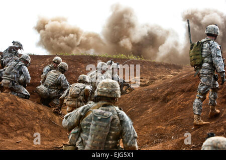 Des soldats de la 3e Brigade Combat Team 25e Division d'infanterie, participer à Bronco Rumble 1-14 mai à Schofield Barracks, à Hawaï. Bronco Rumble est l'échelon de l'entreprise Exercice de tir réel interarmes mis au point sur les chefs et les soldats avec la pensée critique et des compétences tactiques, tout en restant prête à soutenir la mission de l'armée dans le Pacifique. Bronco Rumble augmentera les l'interopérabilité avec nos partenaires du Pacifique tout en maintenant la préparation au combat. Banque D'Images