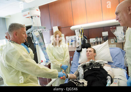 Le Sgt. Le major de l'Armée de Raymond F. Chandler III et chef d'état-major des armées le Général Ray Odierno, prononcer des paroles d'encouragement à la CPS de l'armée. Zac Gore et sa femme Susan lors d'une visite à Brooke Army Medical Center de Joint Base San Antonio - Fort Sam Houston, Texas, le 16 avril 2013. Gore a perdu son bras gauche et jambe à cause d'une bombe fait maison en service en Afghanistan. Le s.. Teddy Wade Banque D'Images