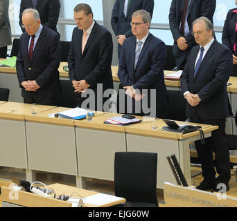 Les membres du gouvernement régional de Saxe-anhalt Premier Reiner Haseloff (CDU, r-l), le ministre des Finances, M. Jens Bullerjahn (SPD), le ministre de l'intérieur, Holger Stahlknecht (CDU) et le ministre de l'Agriculture, de l'Hermann Onko Aeikens (CDU), stand avec les membres du parlement régional de Saxe-Anhalt pour une minute de silence pour commémorer les victimes de vol Germanwings (4U) 9525 à Magdeburg, Allemagne, 26 mars 2015. Un A320 a été enrout Germanwings depuis Barcelone, Espagne à Duesseldorf, Allemagne, lorsqu'il s'est écrasé dans les Alpes françaises dans le sud de la France, avec environ 150 passagers à bord le 24 mars 2015. Photo : Banque D'Images