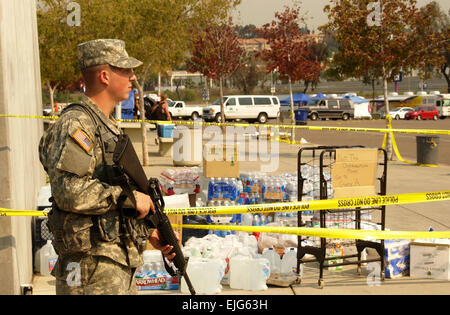 Les soldats de l'Armée américaine à partir de la Garde nationale de Californie, assurer la sécurité au Stade Qualcomm de San Diego, Californie, le 26 octobre 2007. Les soldats ont travaillé avec la police de San Diego d'établir un périmètre de décourager les personnes évacuées de voler de l'autre. Des centaines de milliers de civils et de militaires ont été évacuées en feux brûler dans tout le comté de San Diego. La CPS. Michael Amicy publié Banque D'Images