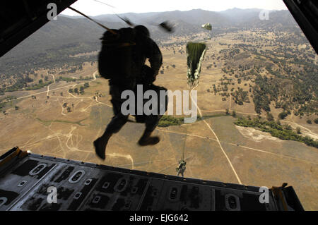 Les soldats de l'armée américaine d'effectuer un saut en parachute en ligne statique sur la zone de largage Patricia en Californie le 2 juin 2007, dans le cadre de l'opération Hydra. L'opération exerce la capacité de mener des opérations de mobilité expéditionnaire à 3 endroits différents, tout en conservant le commandement et le contrôle des opérations dans le théâtre. Les soldats sont de la Compagnie Bravo du 426e Bataillon des affaires civiles et de la 128ème Compagnie de quartier-maître. Le s.. Sarayuth Pinthong, U.S. Air Force. Banque D'Images