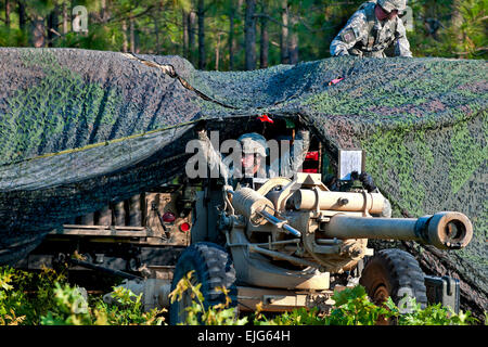 Soldats affectés à la 82e Division aéroportée, 1ère Brigade Combat Team tirer un filet de camouflage sur un peloton d'artillerie au cours de la mise en place des évaluations de Fort Bragg, en Caroline du Nord, le 15 juin. Suivi des évaluations des mois de formation, les exercices sur le terrain et de la certification. Le Sgt. Michael J. MacLeod Banque D'Images