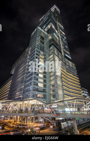 Vue de nuit de la dramatique Abeno Harukas en construction, Tennoji Osaka, Japon Banque D'Images