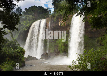 L'Argentine, Iguazu Falls, de l'eau coulant sur Salto Adan y Eva, (Adam et Eve) cascades Banque D'Images