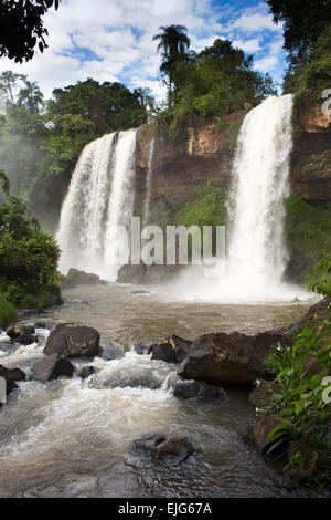 L'Argentine, Iguazu Falls, de l'eau coulant sur Salto Adan y Eva, (Adam et Eve) cascades Banque D'Images