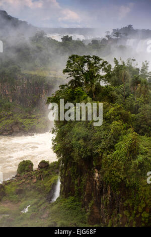 L'Argentine, Iguazu, Isla San Martin encadrée par des chutes d'eau Banque D'Images