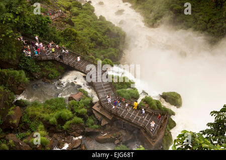 L'Argentine, Iguazu, les visiteurs sur le sentier inférieur, Circuito inférieur, vue ci-dessous Salto Bossetti Banque D'Images