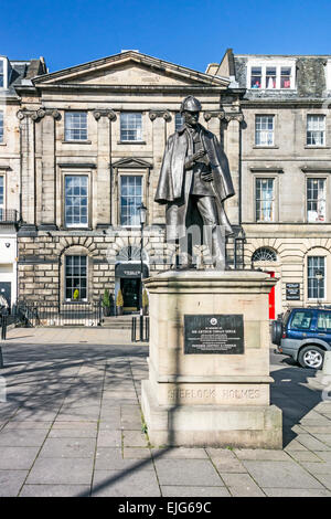 Statue de Sherlock Holmes à la mémoire de Sir Arthur Conan Doyle en Picardie Place Edinburgh Scotland Banque D'Images