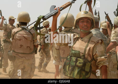 Les soldats de l'armée iraquienne affectée à 17e Division IA célébrer la fin de leur formation sur le système de mortier de 120 mm, enseignée par des soldats américains à partir de la société Delta, 1er bataillon blindé, 63e régiment blindé, 2e Brigade Combat Team, 1re Division d'infanterie dans Mahmudiyah, l'Iraq, le 6 avril. Banque D'Images