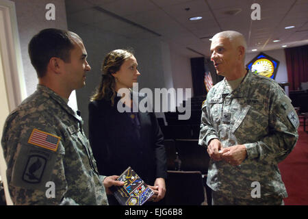 Le sergent de l'armée américaine. Salvatore Giunta et sa femme, Jenny, parler avec l'aumônier du Pentagone, le colonel de l'Armée de Daniel Minjares lors d'une visite à la Chapelle du Souvenir, le 19 octobre 2010. Le 16 novembre 2010, Giunta est devenu le premier vivant récipiendaire de la médaille d'honneur depuis la guerre du Vietnam. Banque D'Images