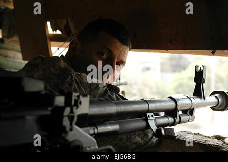 Le capitaine Eduardo J. Larumbe, 37, affectés au Siège, 1re Division blindée, Hohenfels, Allemagne, sert comme conseiller de la commande des opérations de Ninewa Équipe de transition qui offre de la formation et du mentorat aux hauts fonctionnaires en poste militaire iraquien dans le centre des opérations de Ninewa et à l'appui des forces de sécurité iraquiennes à Mossoul, en Irak. Larumbe vérifie une force de sécurité irakienne tour du périmètre de sécurité qui fournit à l'Operations Center et Ninewa est co-localisé avec le soutien logistique Salon Diamondback à Mossoul, en Irak, le 15 octobre 2008. Banque D'Images