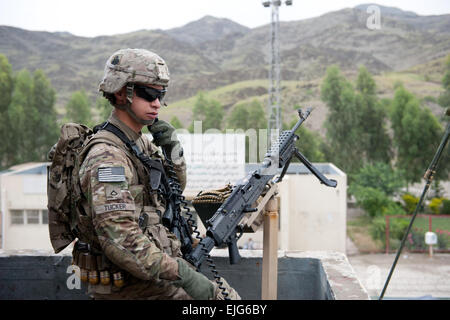 Un soldat du 2e Peloton, la Compagnie Alpha, 1er Bataillon d'infanterie, 327e Régiment d'infanterie, aide les forces afghanes fixent le point de contrôle des douanes à Torkham Gate, Afghanistan, 24 avril 2013. Banque D'Images