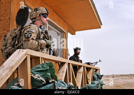 La FPC. Frank Scott, 2e Bataillon, 23e Régiment d'infanterie, et assurer la sécurité de la police en uniforme afghane à un point de contrôle lors d'une visite par les forces d'assistance à la sécurité internationale 19 mars, dans le district de Spin Boldak, Province de Kandahar, Afghanistan. Des soldats de l'Isaf ont mené une évaluation du point de contrôle et réunion avec les dirigeants. Le s.. Shane Hamann, Mobile 102e Détachement des affaires publiques. Banque D'Images