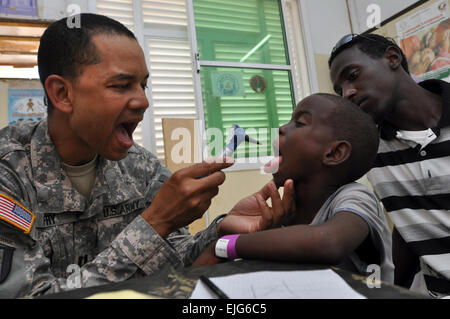 Le capitaine de l'armée américaine Vincent Fry effectue un contrôle sur un enfant d'Obock, Djibouti, lors d'une récente mission du programme de capacité médicale le 5 mai. Fry et d'autres experts médicaux à partir de la Combined Joint Task Force - Corne de l'Afrique à traiter plus de 1 800 patients pour une variété de maux pendant le programme de deux jours. Le lieutenant-colonel Leslie Pratt, U.S. Air Force. Banque D'Images