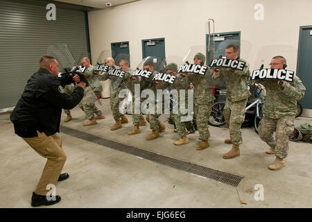 Soldats de Charlie Co. 1er Bataillon, 149e Infantry menée de troubles civils la formation avec le Service de police de Frankfort de Frankfort, Ky., Jan18, 2014. U.S. Army National Guard photo prise par le s.. Raymond Scott Banque D'Images