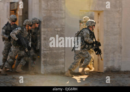 Les parachutistes de l'Armée de procéder à une manœuvre interarmes au cours d'un exercice de tir réel à Fort Bragg, N.C., 5 décembre 2011. Les parachutistes sont affectés à la 82nd Airborne Division, 2e Bataillon, 505th Parachute Infantry Regiment, 3e Brigade Combat Team. L'exercice a été mené pour s'assurer que l'unité est prête à déployer sur n'importe quelle mission autour du monde dans le cas où le prêt global de travail est demandé. Joseph Guenther Banque D'Images