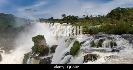 L'Argentine, Iguazu, vue panoramique sur arc-en-ciel au-dessus des chutes d'eau de Salto Bernabe Mendez Banque D'Images