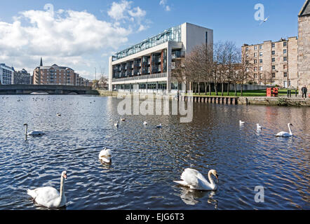 Waterside apartments sur Ronaldson's Wharf par eau de Leith à Leith Edinburgh Scotland aux cygnes Banque D'Images