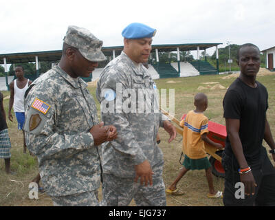 Lieutenant-colonel Berkley Gore,USANG, déployé en tant que chef des affaires civiles de l'ONU au Libéria, donne le Col Walter Thomas II, USA, chef de mission, le Groupe d'observateurs militaires des États-Unis - Washington, une visite d'un centre communautaire local projet CIMIC juste avant l'engagement de la part de la présidente du Libéria, Mme Ellen Johnson-Sirleaf. Photographie par le Maj Eric Hallberg Banque D'Images