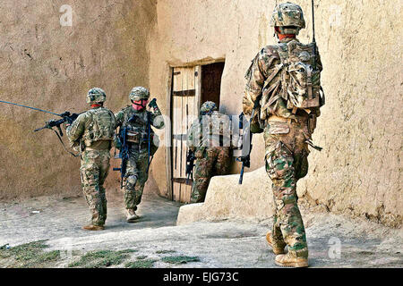 Le Sgt. 1st. Class Alan Sutton, un chef de peloton avec 1ère Brigade Combat Team, 82e Division aéroportée, radios une mise à jour en tant que son un composé clair parachutistes 1er août 2012, dans la province de Ghazni, Afghanistan. Les parachutistes déployés à Ghazni en mars pour aider à apporter la sécurité à proximité de l'autoroute 1, l'Afghanistan est le plus important. Le capitaine Thomas Cieslak, Task Force 1-82 PAO Banque D'Images