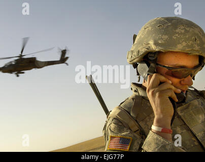 Slt Zack Zilai, Compagnie B, 4-23 Régiment d'infanterie, 172e Stryker Brigade Combat Team, maintient le contact radio avec les hélicoptères Apache au cours d'un point de contrôle de la circulation aérienne mission près de Tall Afar, l'Iraq, le 5 juin 2006. Le s.. Jacob N. Bailey. . Banque D'Images