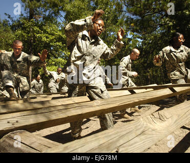 Soldats font leur chemin à travers un obstacle au cours de la confiance en soi partie de formation militaire de base à Fort Jackson, L.C., le 20 septembre 2006. Tech. Le Sgt. Denise Rayder. . Banque D'Images