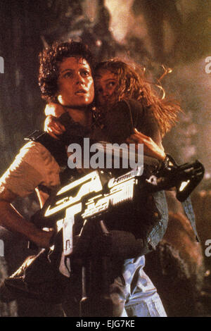 ALIENS 1986 Twentieth Century Fox Film avec Sigourney Weaver à gauche et Carrie Henn Banque D'Images