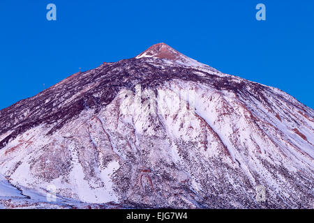 Tenerife, Canaries, Espagne. 26 mars, 2015. Météo : Photographe Alan Dawson capture les couleurs changeantes, de l aube lumière au lever du soleil, d'un Mont Teide enneigé (la plus haute montagne d'Espagne, 3 718 mètres 12 198 ft) dans le Parc National du Teide sur Tenerife, jeudi matin. Cette photo a été prise à 06.42h au frais aube lumière avant. À 7 500 m (24 600 ft) à partir de sa base sur l'océan, c'est le troisième plus haut volcan sur une île de l'océan volcanique dans le monde. Credit : ALANDAWSONPHOTOGRAPHY/Alamy Live News Banque D'Images