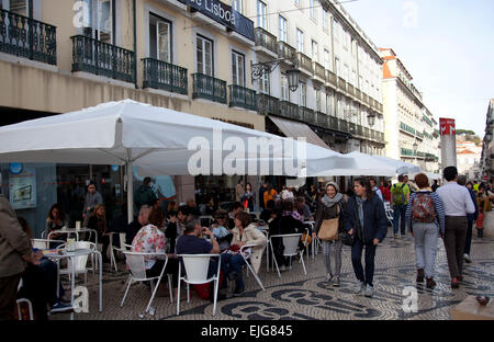 Cafés le long ouvert Rua Garrett dans le quartier du Chiado, Lisbonne - Portugal Banque D'Images