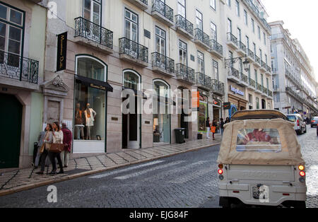 Rua Garrett Shopping dans le quartier du Chiado à Lisbonne - Portugal Banque D'Images