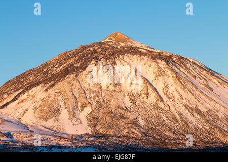 Tenerife, Canaries, Espagne. 26 mars, 2015. Météo : Photographe Alan Dawson capture les couleurs changeantes, de l aube lumière au lever du soleil, d'un Mont Teide enneigé (la plus haute montagne d'Espagne, 3 718 mètres 12 198 ft) dans le Parc National du Teide sur Tenerife, jeudi matin. Cette photo a été prise à 07.10am comme la chaude lueur rouge s'estompe à mesure que le soleil s'élève plus haut. À 7 500 m (24 600 ft) à partir de sa base sur l'océan, c'est le troisième plus haut volcan sur une île de l'océan volcanique dans le monde. Credit : ALANDAWSONPHOTOGRAPHY/Alamy Live News Banque D'Images