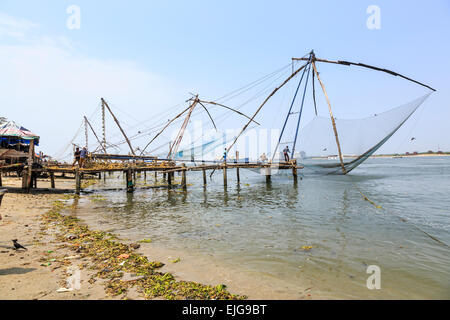 Structures en bois traditionnel pour filets de pêche chinois sur la plage de Fort Cochin, Kerala, Inde du sud Banque D'Images