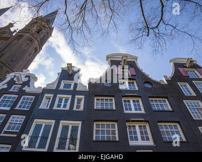 Sur le seul buildngs typique canal, Amsterdam, Pays-Bas. Les tours de l'église de Krijtberg sont sur la gauche. Banque D'Images