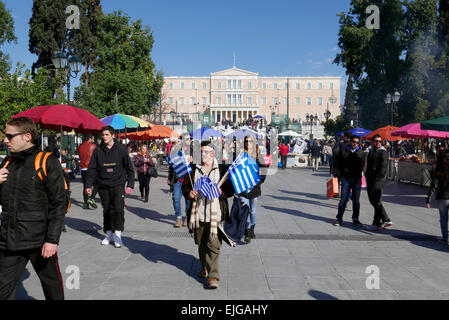 Grèce Athènes place un homme sitagma la vente des drapeaux grecs Banque D'Images