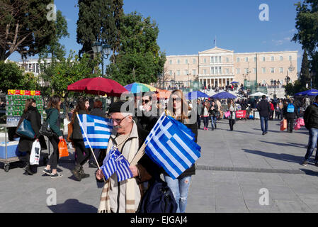 Grèce Athènes place un homme sitagma la vente des drapeaux grecs Banque D'Images