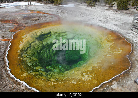 La gloire du matin dans la partie supérieure de la piscine Geyser Basin, au début du printemps 20 mars 2015 dans le Parc National de Yellowstone, Wyoming, USA. Banque D'Images