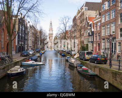 Vue sur le canal de Groenburgwal en direction de la tour de Zuiderkerk ('Eglise du Sud') (1603-1611), Amsterdam, Pays-Bas. Banque D'Images