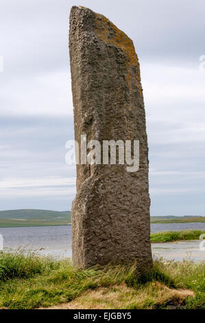 En pierre sur la péninsule de Stenness, dans le continent Orkney, avec le Loch de Stenness en arrière-plan. Banque D'Images