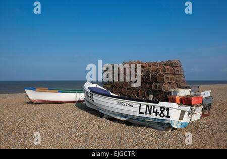 Des casiers à homard et bateaux de pêche sur la plage, le CLAJ North Norfolk, Angleterre Banque D'Images