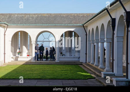 Les visiteurs de l'Air Forces Memorial, Runnymede, pause dans le cloître à arcades et regarder la vue du monument vers Londres Banque D'Images