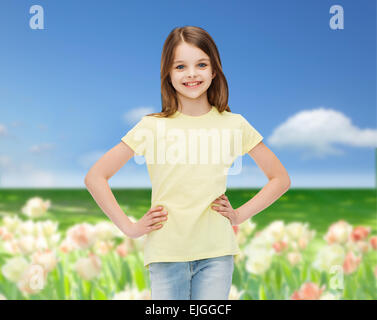 Smiling little girl in casual clothes Banque D'Images