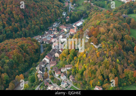 La France. Haut-Rhin (68), village de Ferrette, château (vue aérienne) Banque D'Images