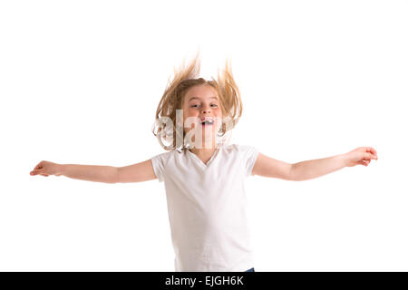 Kid girl blonde haut vent saut en retrait sur cheveux à fond blanc Banque D'Images